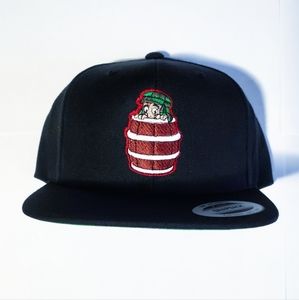 Gorra tipo Snapback con bordado de el Chavo del 8